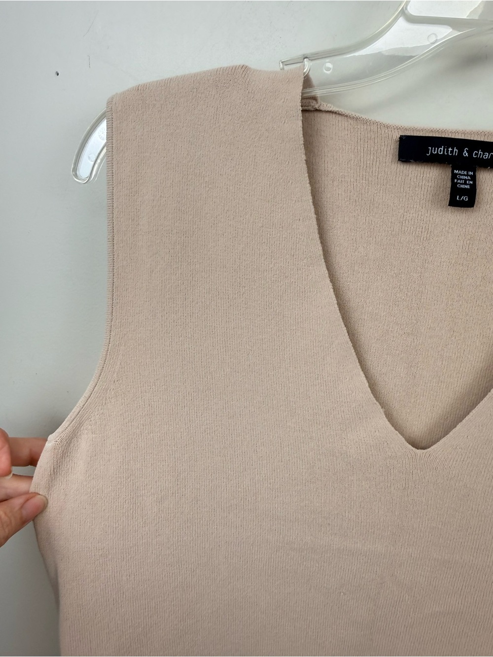 Judith & Charles neutral V neck sleeveless knit top large - Picture 4 of 8